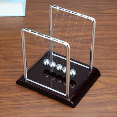 Science Kits & Toy Newton’s Cradle Ball In