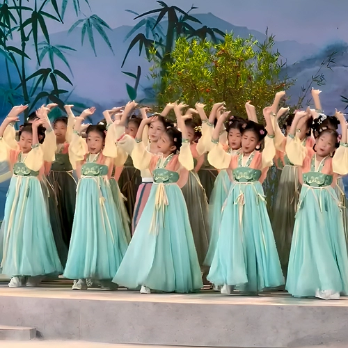 Раньше Руан Лэнггуи в начале летнего танцевального костюма Ханфу исполнение Детское классическое выступление Хан и Тан Танце