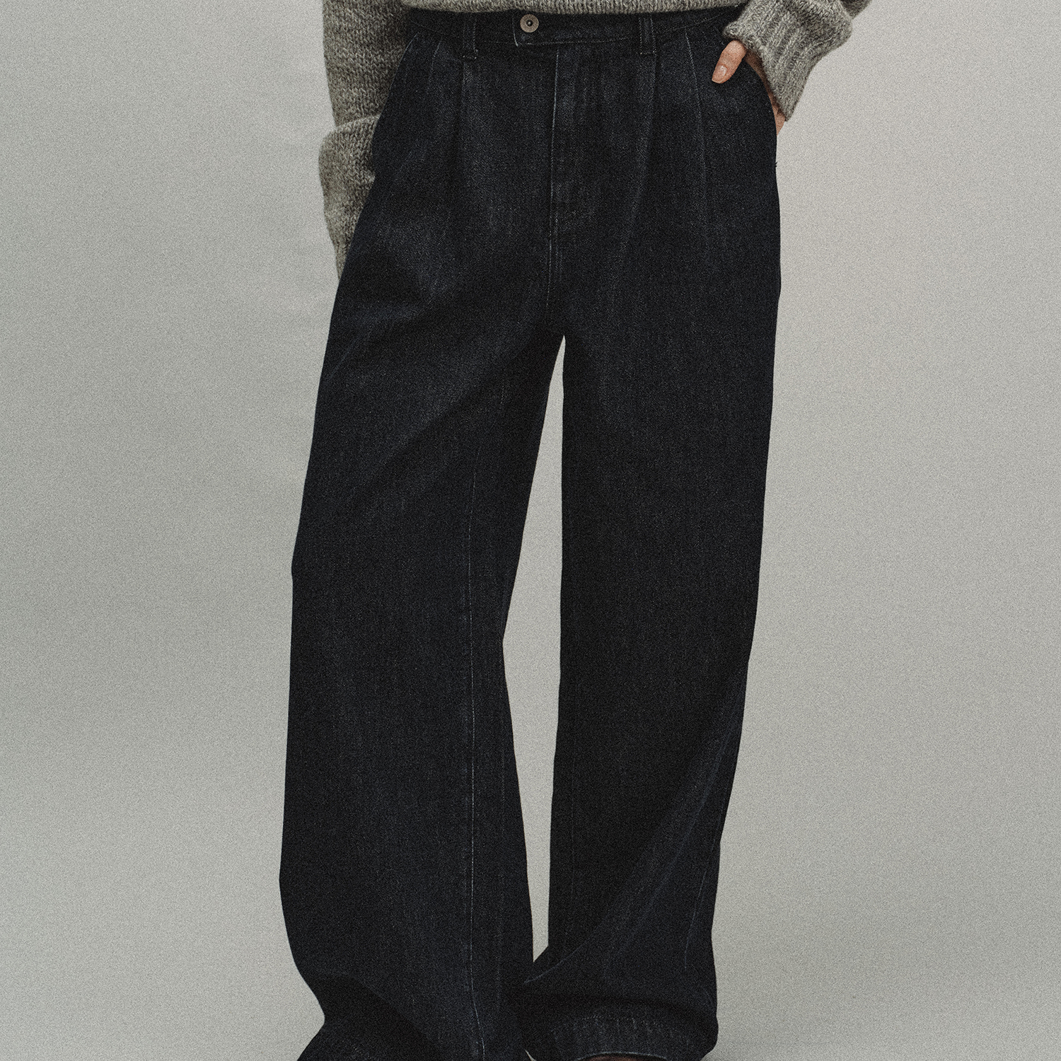 中低腰宽松腰部叠褶直筒牛仔裤