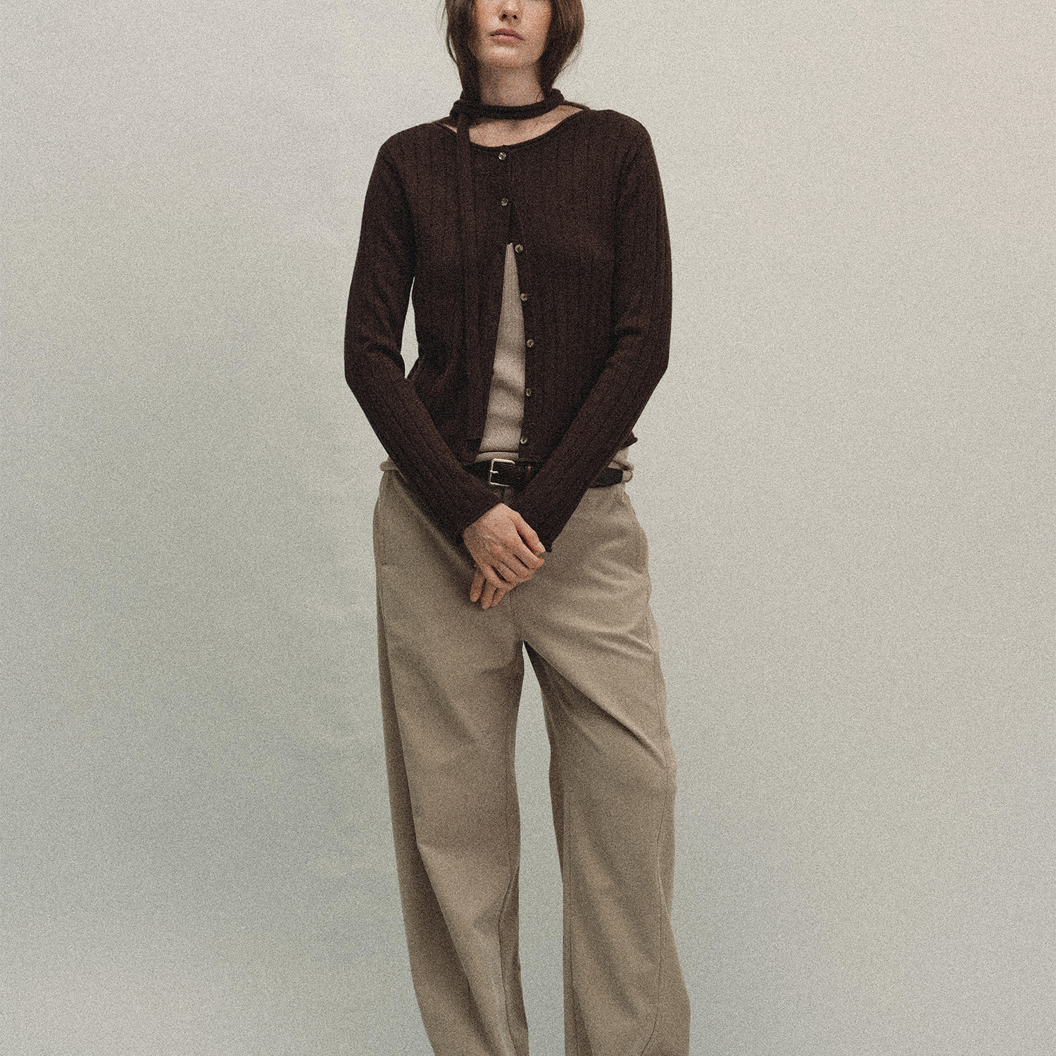 棕色短款坑条针织开衫