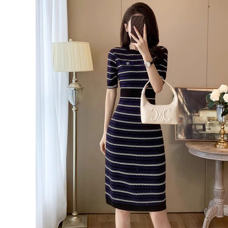 夏季小香风圆领针织连衣裙女2024夏季新款时尚条纹镂空显瘦修身裙