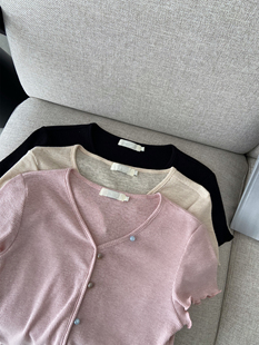 清仓 别致玉髓扣波浪边短袖T恤女春夏小个子开叉短款上衣简约