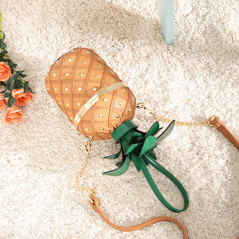 2020春夏新款女包单q肩斜挎包个性菠萝包锁扣链条造型包铆钉拼接