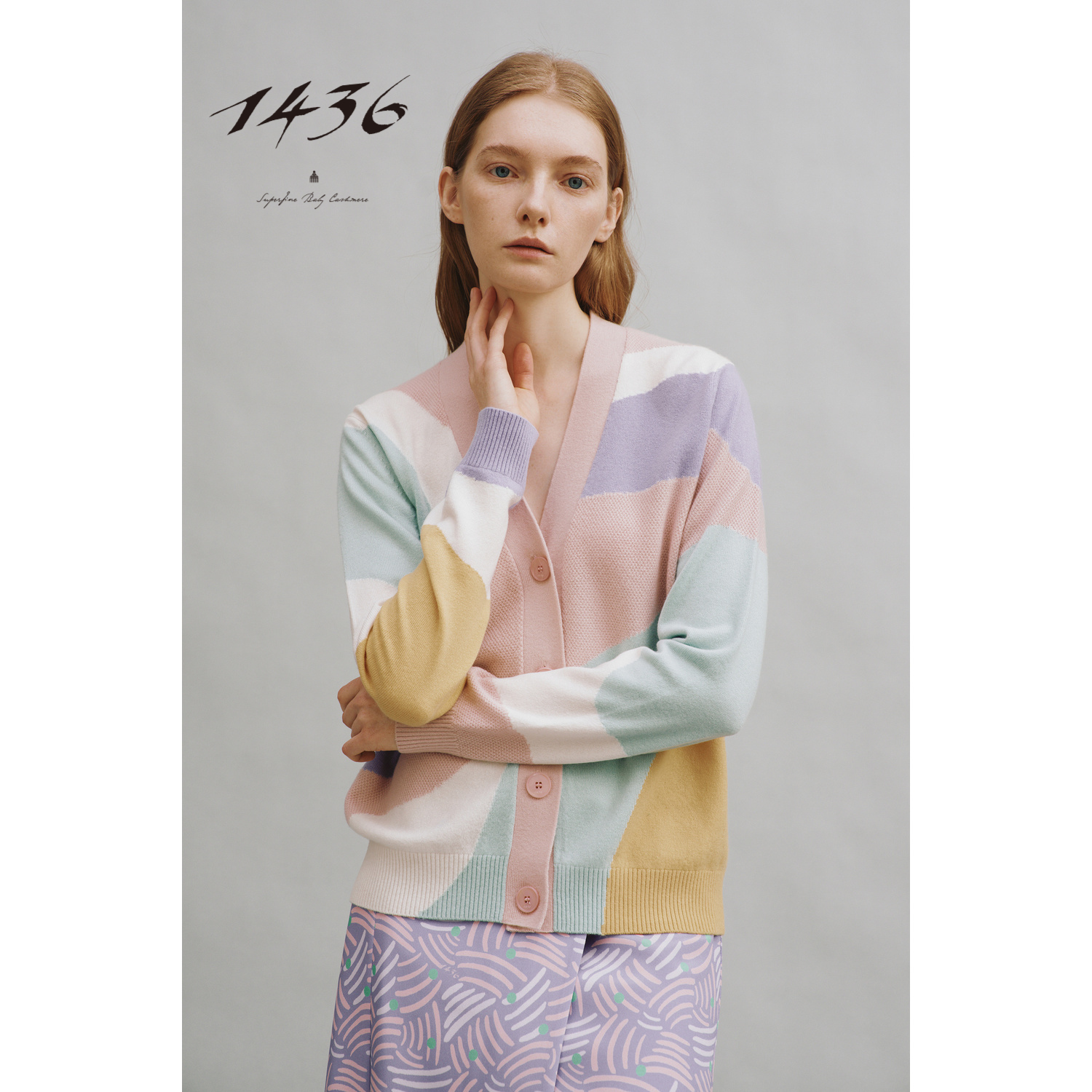 1436 小山羊绒V领拼色嵌花翻花女开衫