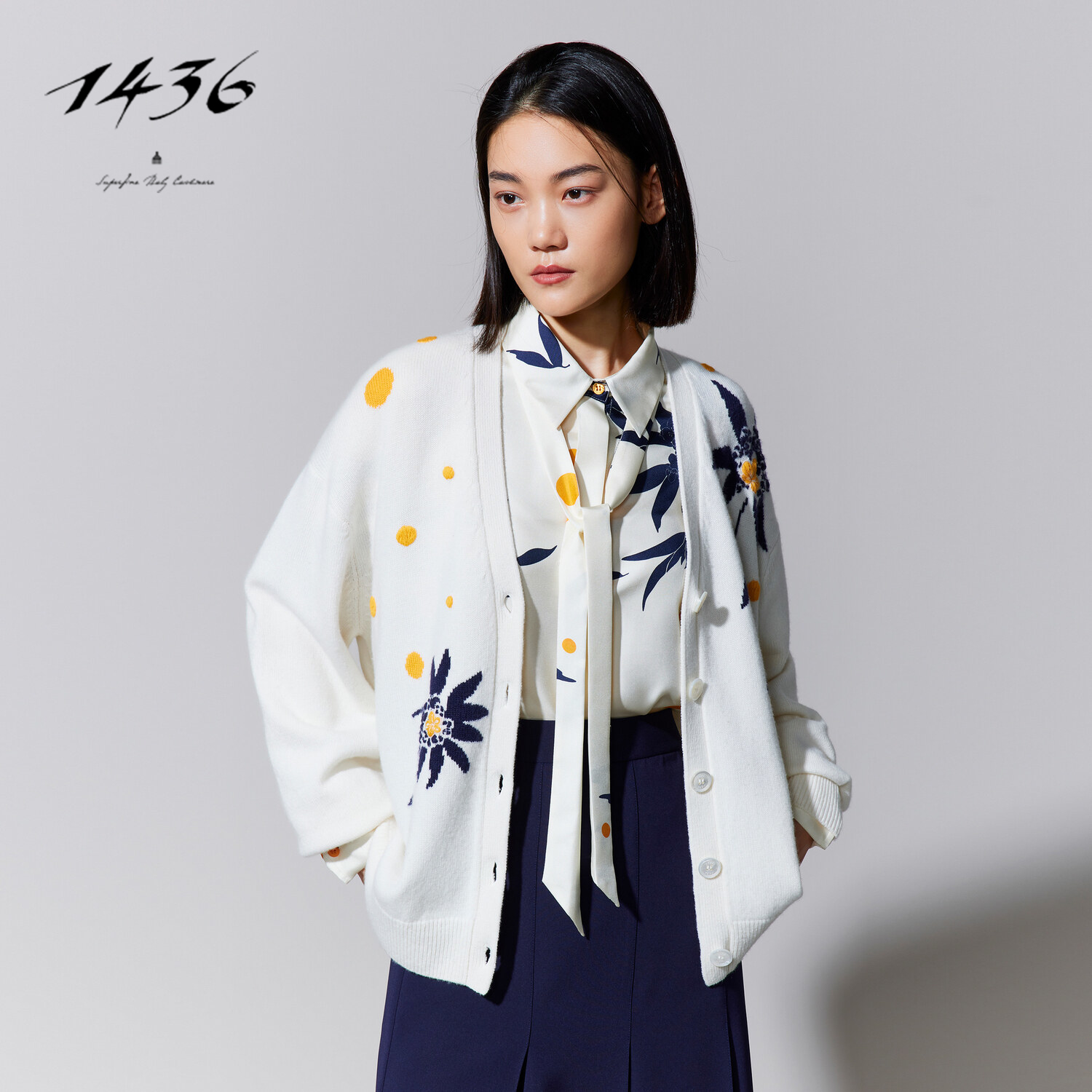 1436 小山羊绒V领提花手绣女开衫