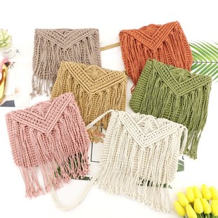 Hand tied cotton tassel clamshell straw bag shoulder aslant