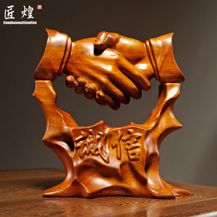 花梨木雕诚信握手摆件红木装饰品