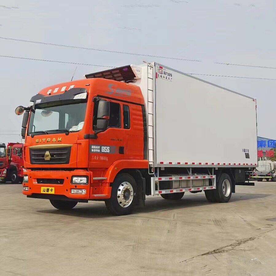 跨境出口重汽汕德卡单桥6.8米大型冷藏车肉钩冷藏车保温车