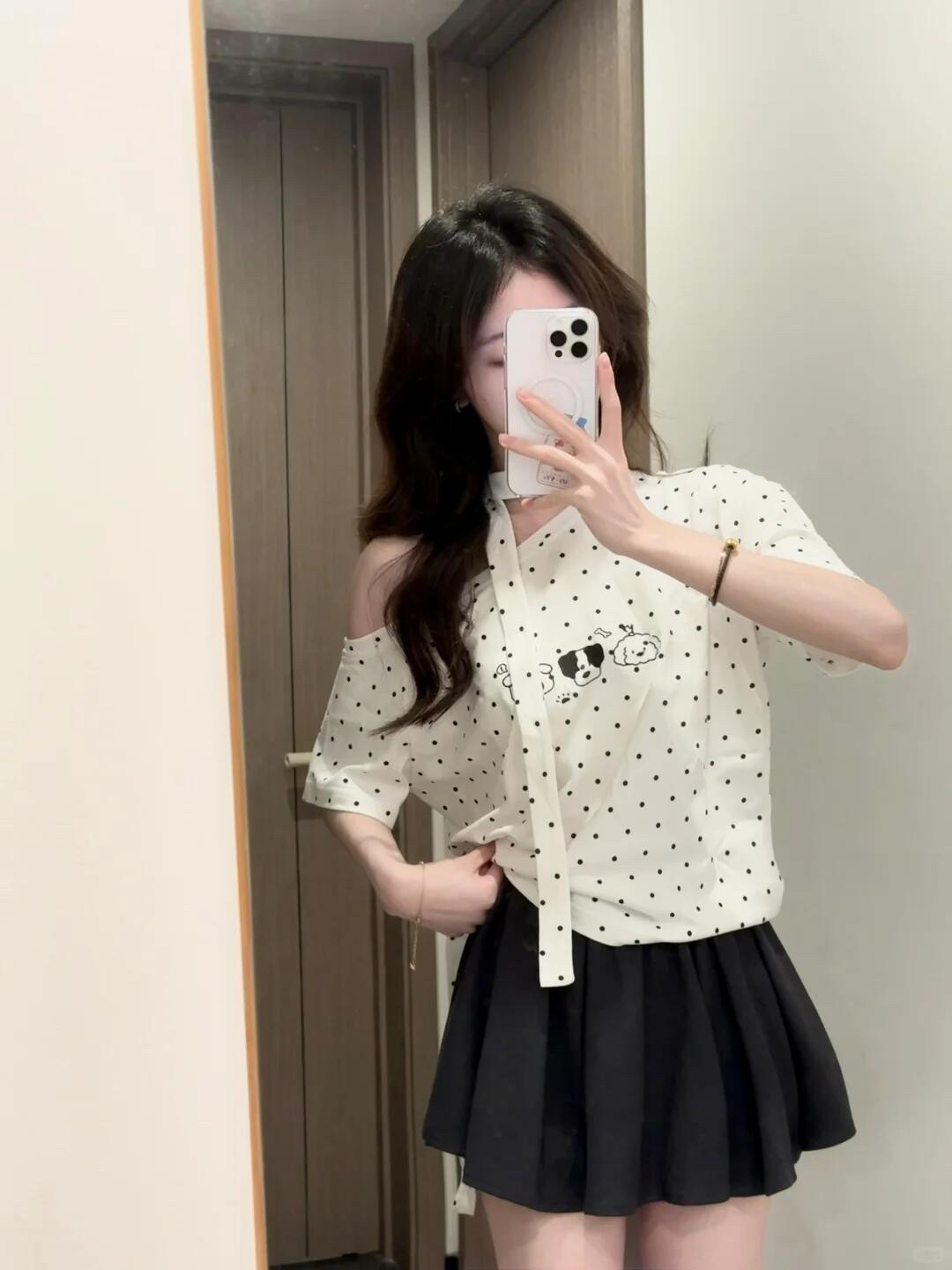 白色波点斜肩短袖T恤女夏季甜辣妹宽松设计感飘带露肩小狗上衣