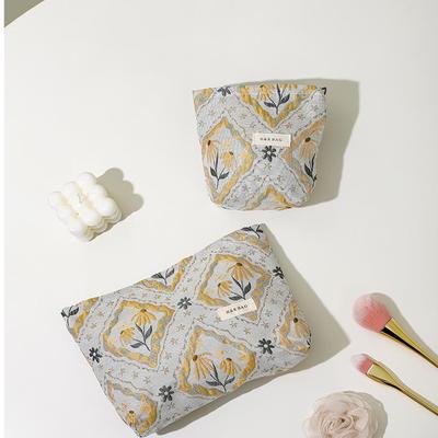 新款化妆包女便携大容量收纳包复古高级感ins超火口红护肤品洗漱