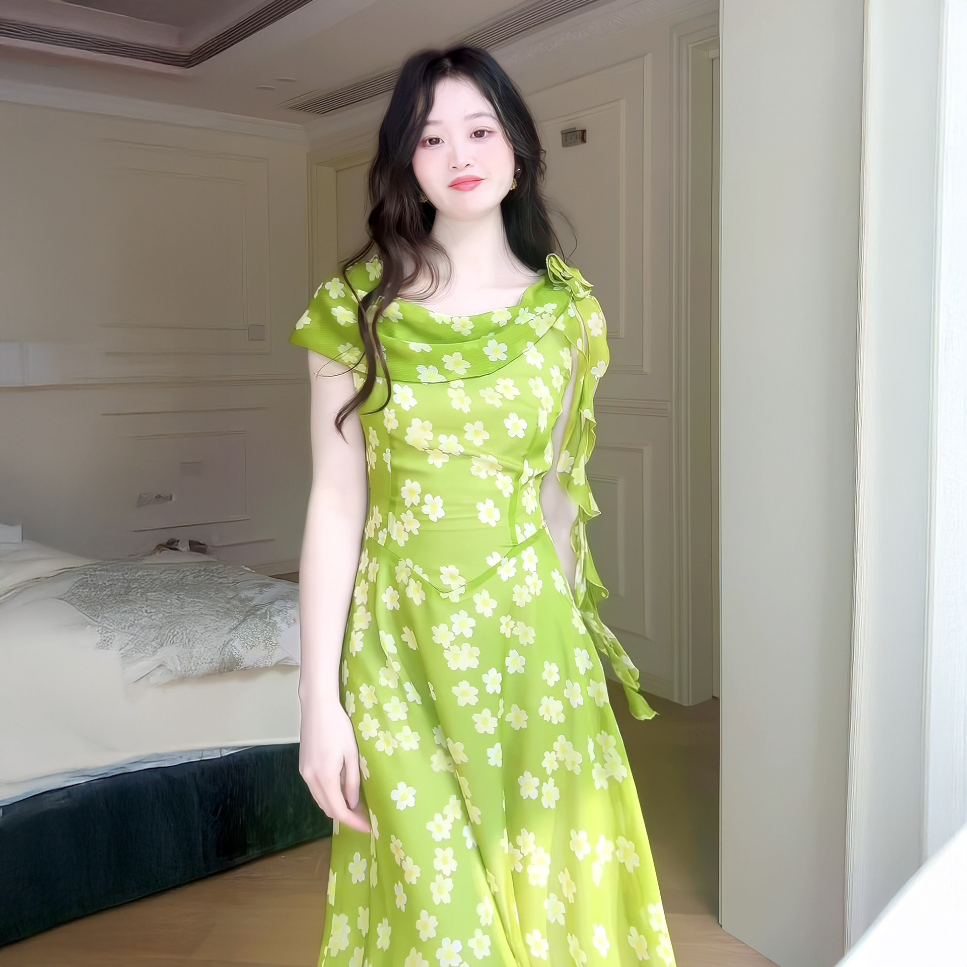 法式高级感果绿色连衣裙女春秋斜肩收腰碎花知性气质氛围感裙子