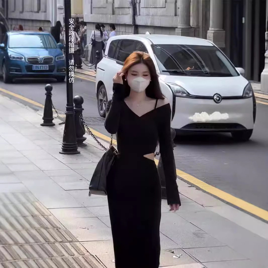 辣妹黑色v领连衣裙女初秋新款时尚设计感镂空修身显瘦绝美长裙子