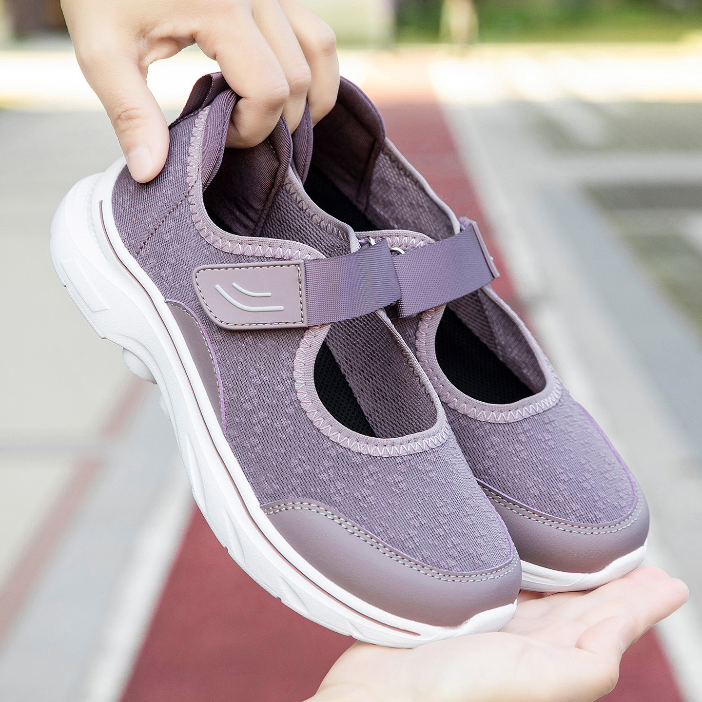 2026夏季老人鞋大码女鞋广场舞蹈凉鞋妈妈鞋网面中老年休闲健步鞋