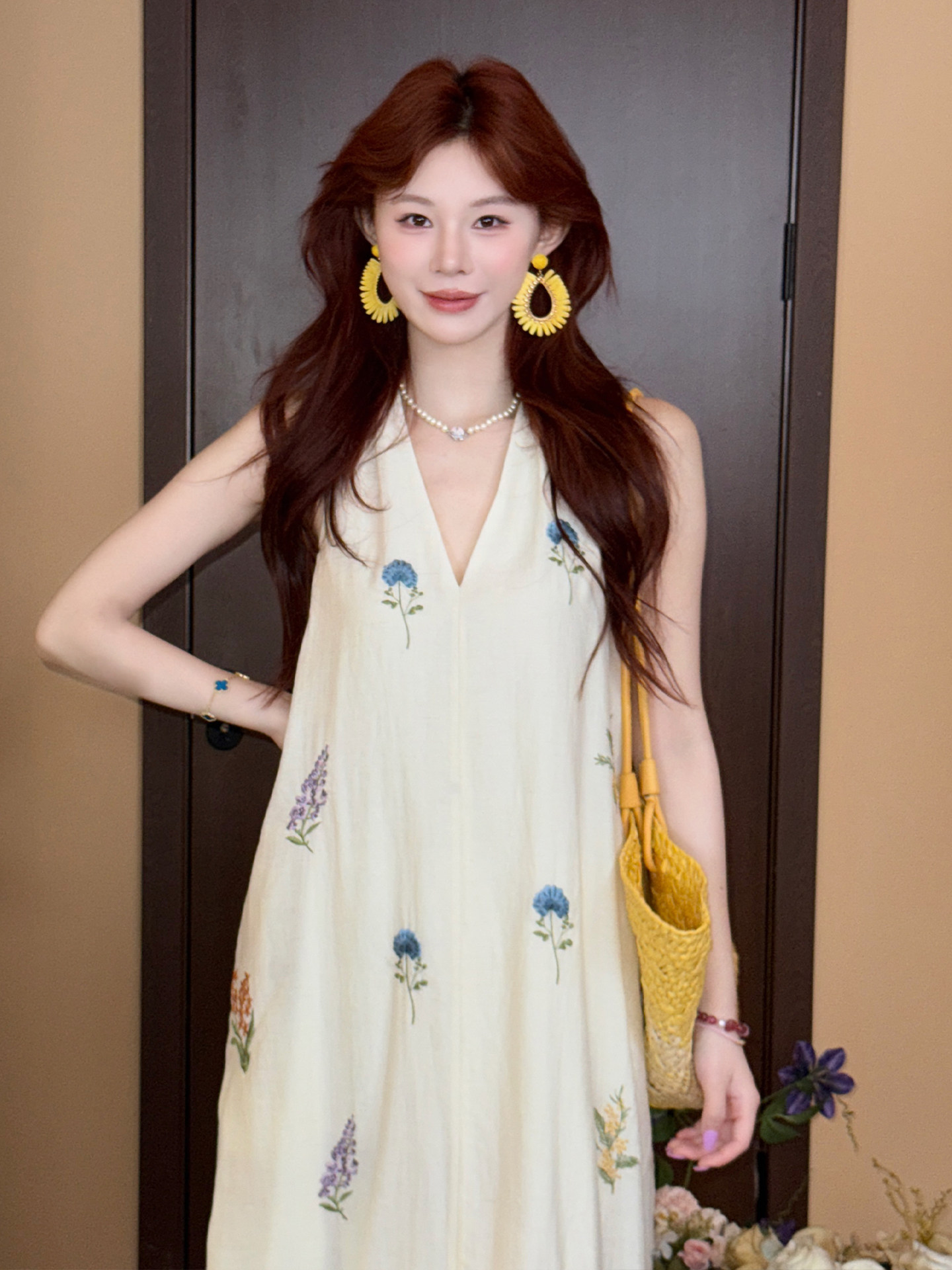 美静在这【天丝 亚麻】度假风V领挂脖连衣裙女夏新款白色刺绣长裙