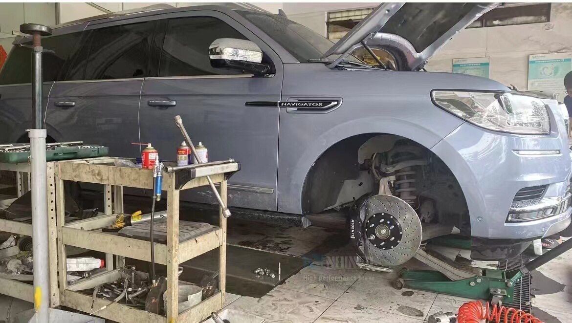林.肯领航员路.虎揽胜极光冒险家飞行家十活塞全新刹车卡钳套装