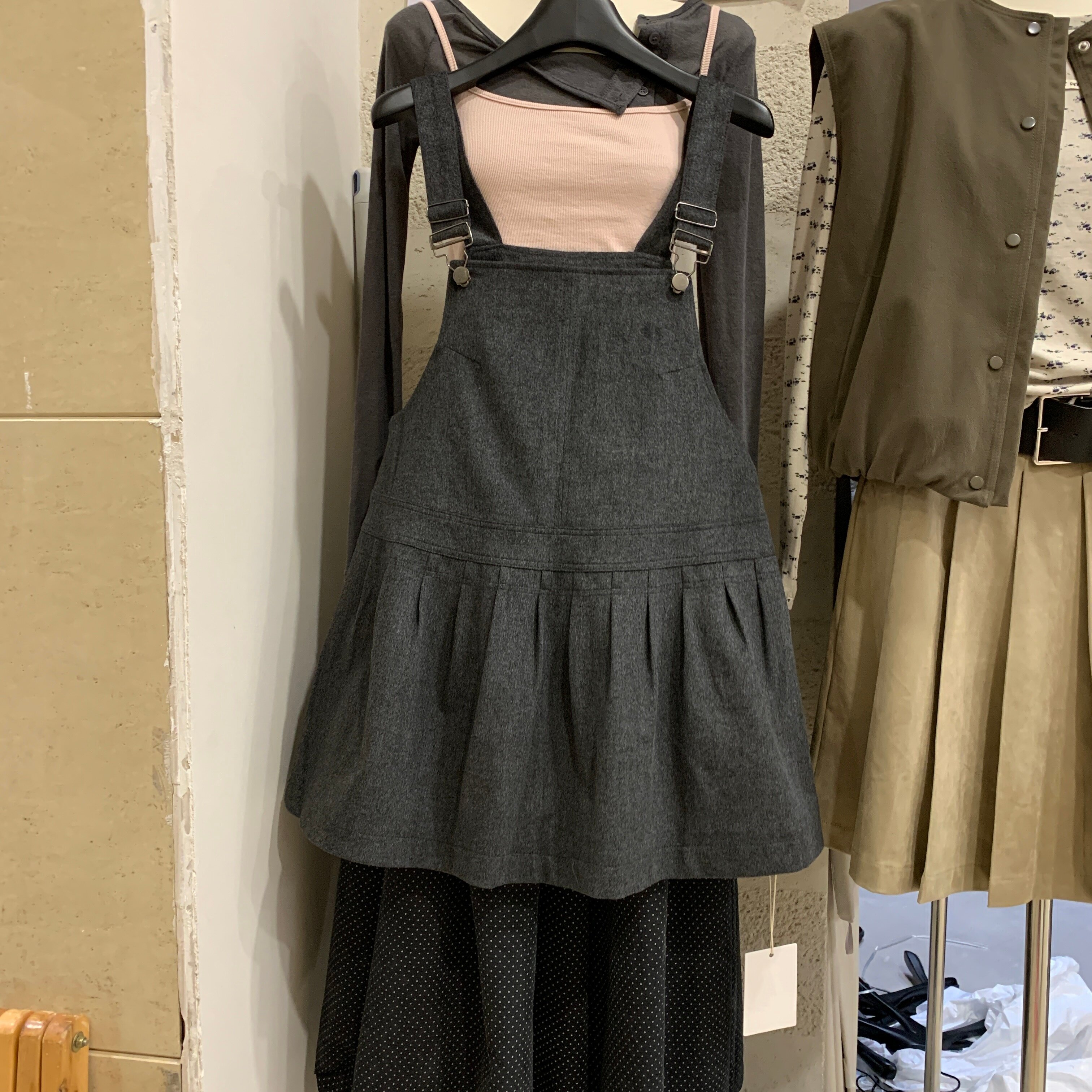 韩系压褶设计感背带连衣裙女2026秋季新款百搭叠穿显瘦时尚中长裙