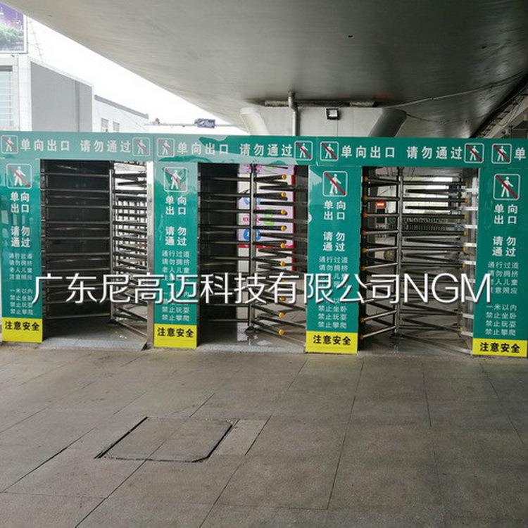 优质全封闭式梳状单向门,室外304不锈钢防雨防锈全高单向转闸