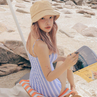 韩版ins可爱少女甜美学生运动条纹蓝色吊带沙滩连体三角游泳衣女