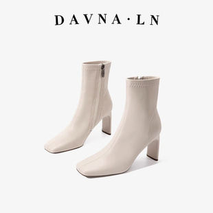 DAVNA`LN白色靴子高跟短靴女2025冬季加绒方头粗跟皮靴中筒瘦瘦靴