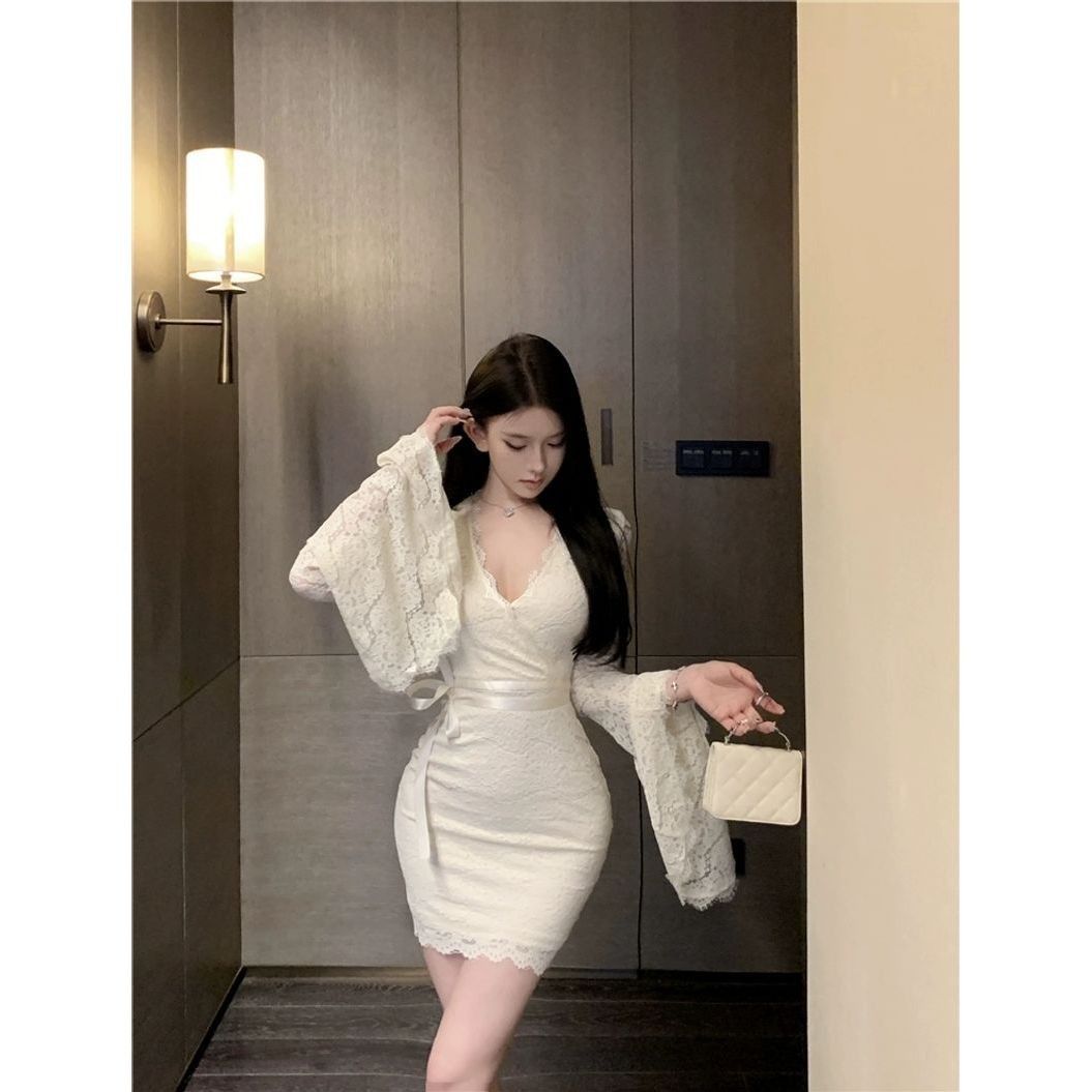 蕾丝v领喇叭袖连衣裙女秋