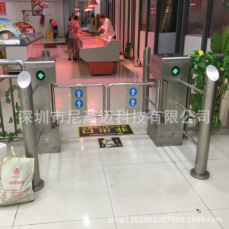 供应超市入口匝道自动感应圆柱护栏型摆闸 购物车道无障碍挡闸机