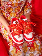 aj婚鞋红色新娘鞋2024新款女鞋可配秀禾服婚纱两穿平底鞋运动男鞋