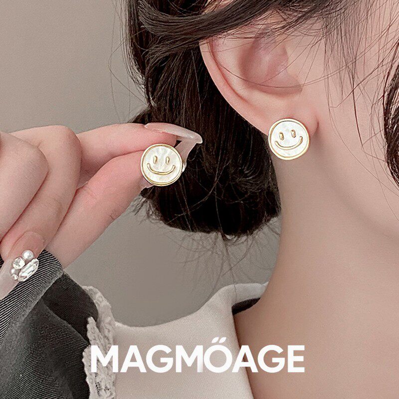 MAGMOAGE白色笑脸耳钉