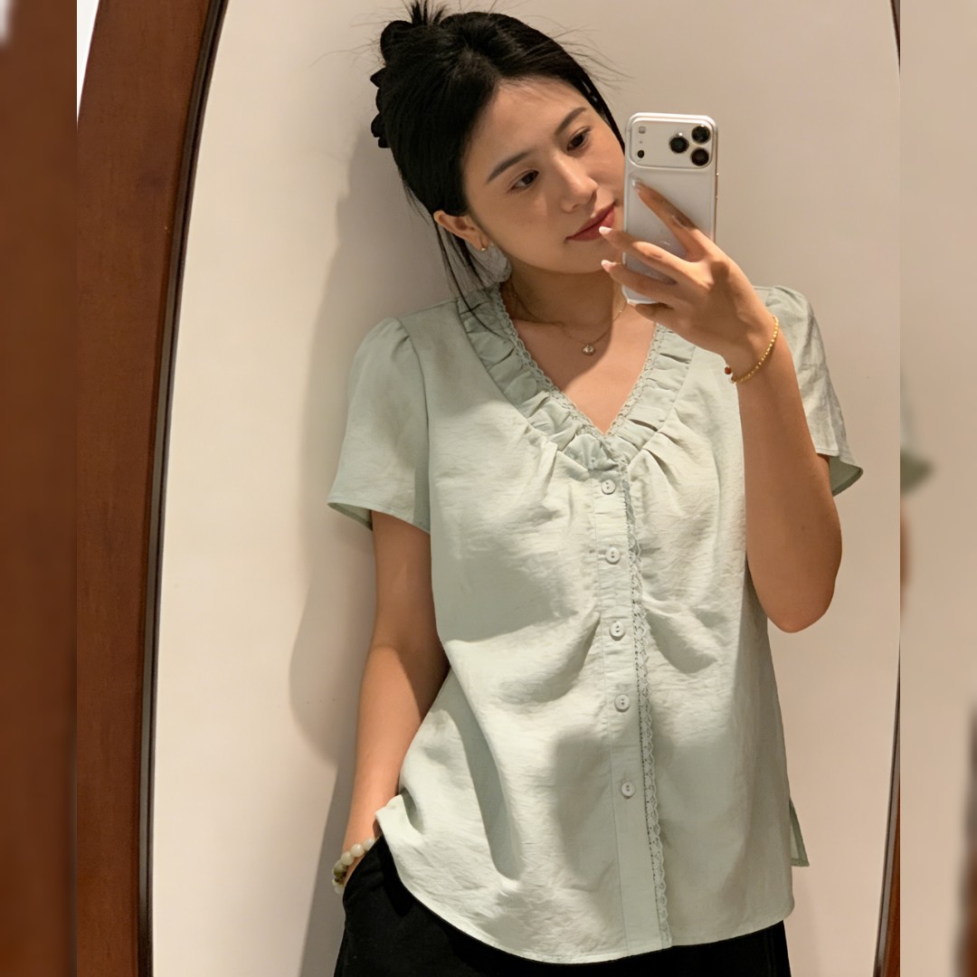 法式V领短袖绿色衬衫女夏季新款小个子设计感压褶别致独特上衣