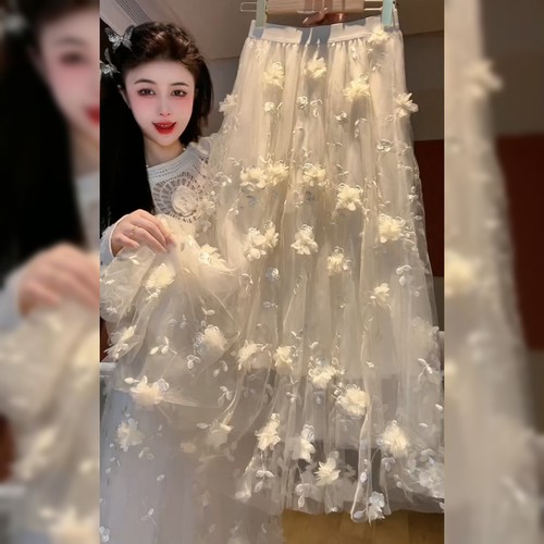 设计感重工刺绣杏色半身裙