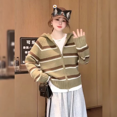高级感慵懒风橄榄绿毛衣外套