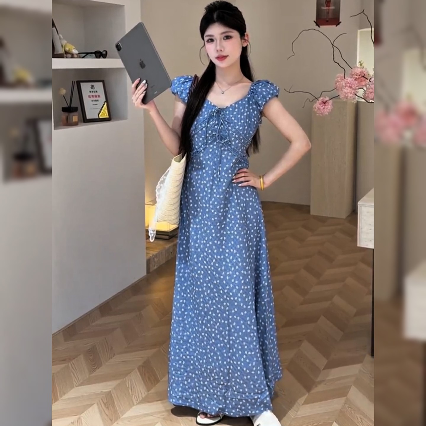 法式复古系带短袖连衣裙女夏季新款别致高级感收腰显瘦蓝色碎花裙