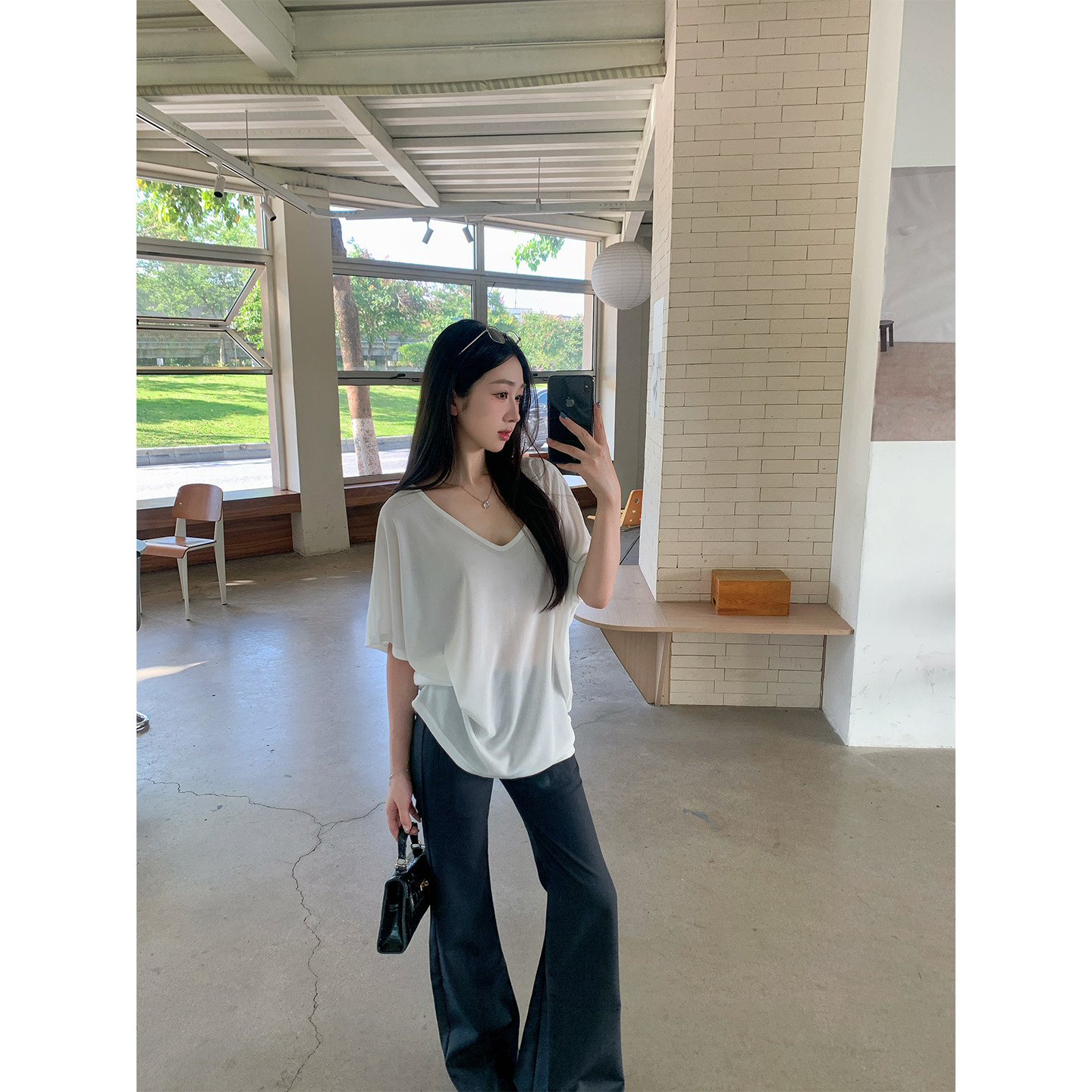 纯欲慵懒宽松V领蝙蝠袖上衣女夏季薄款斜肩性感辣妹罩衫