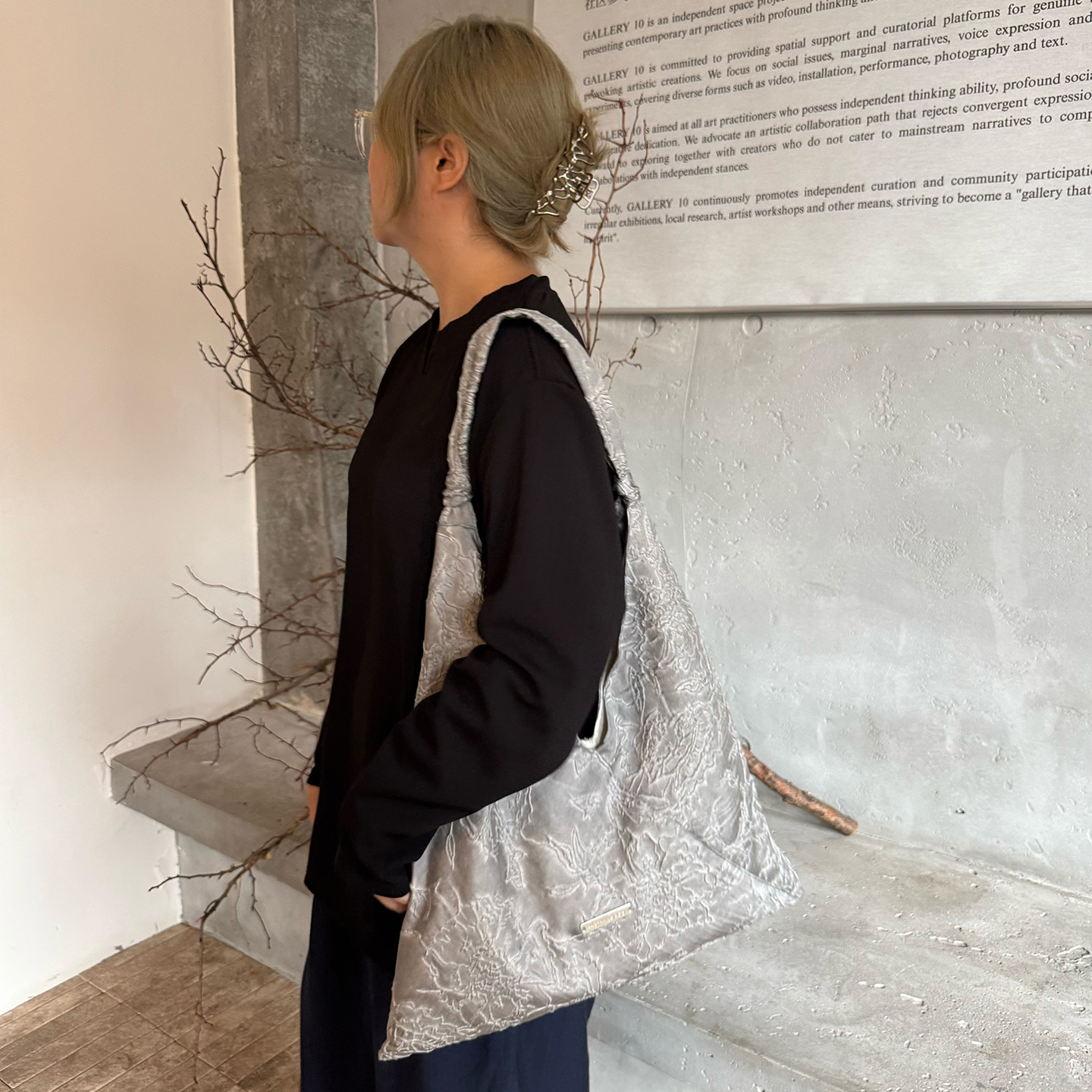 银色浮雕轻奢感斜挎包