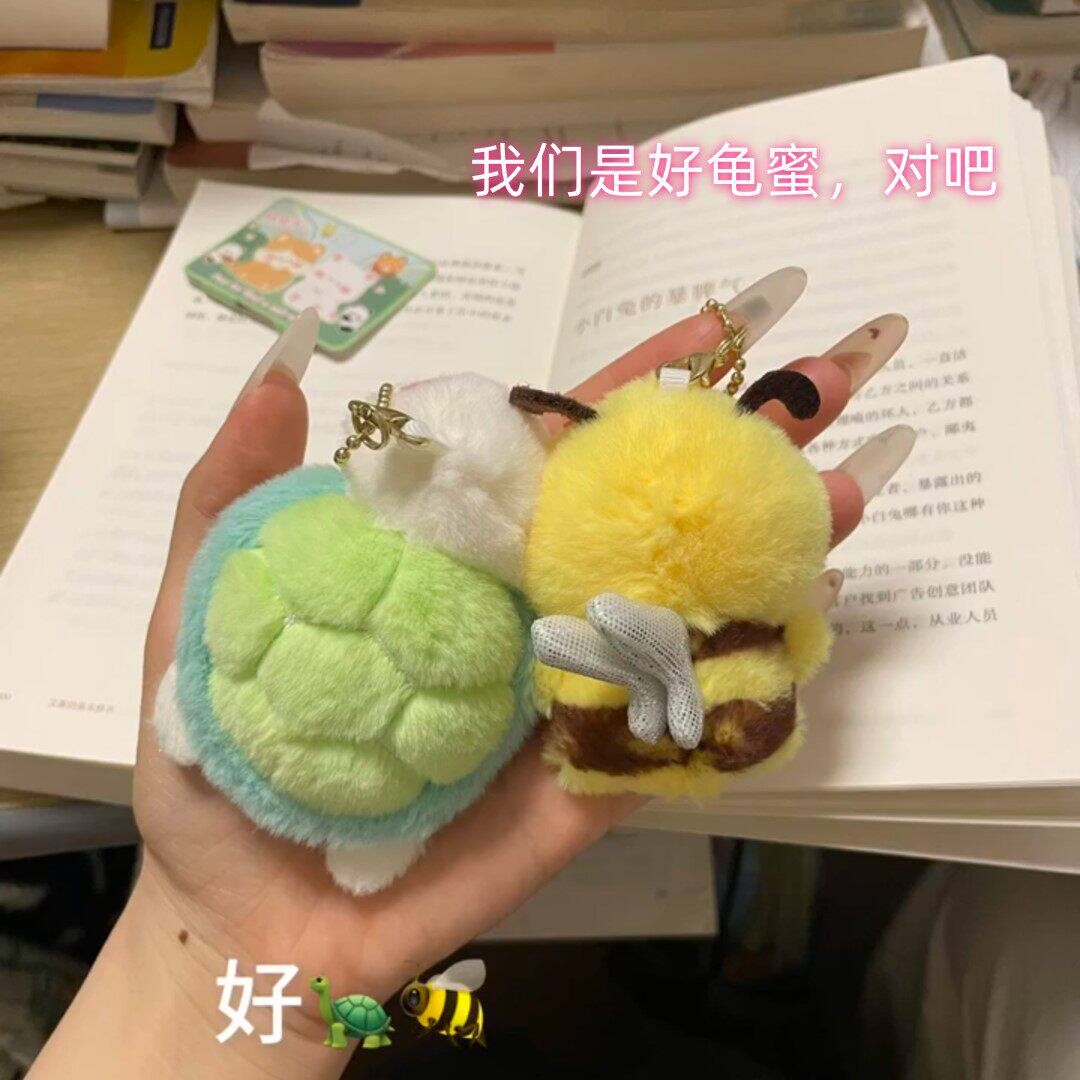 原创找个搭子龟蜜可爱磁吸贴贴毛绒公仔双人情侣一对闺蜜包包挂件图片