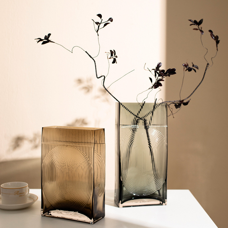 方形玻璃花瓶摆件创意几何竖棱纹透明水培家居样板房间.彩色插花