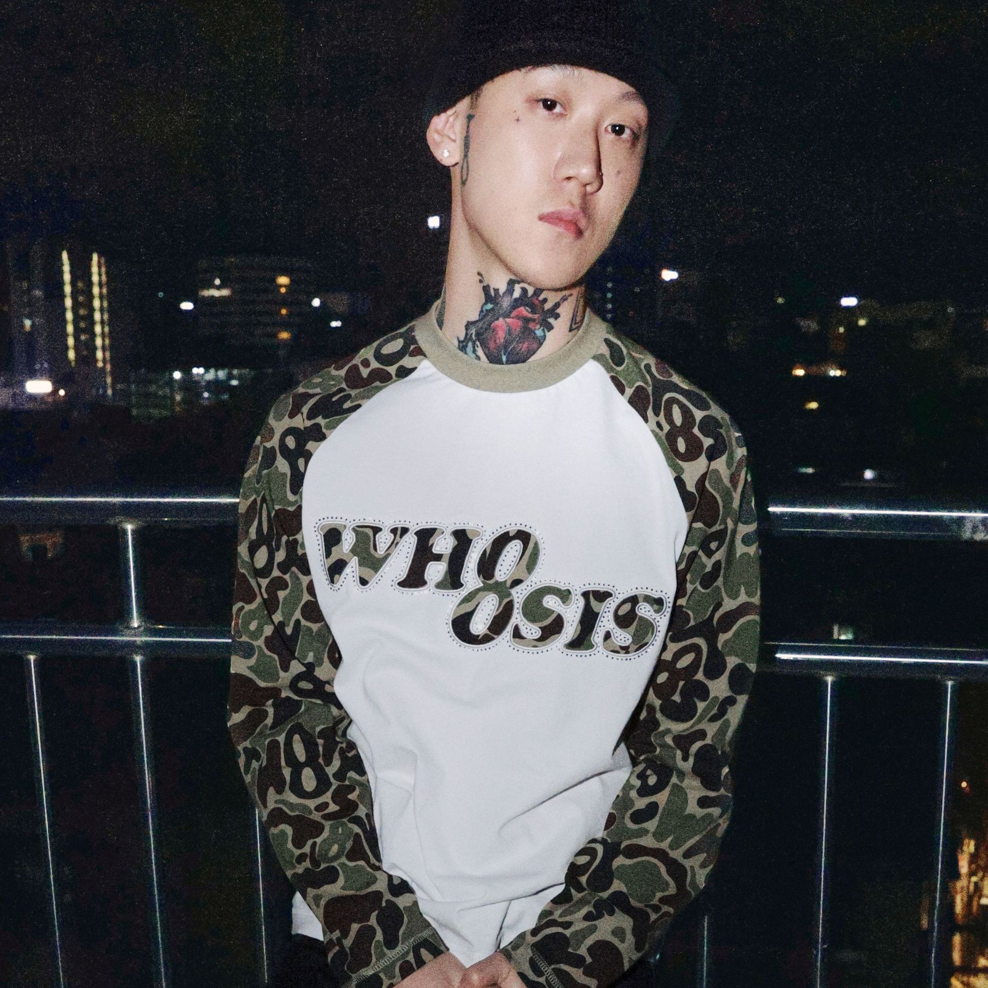 WHOOSIS（不知其名）8字迷彩贴布烫钻插肩长袖T恤时尚休闲舒适图片