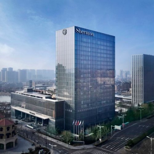 酒店坐落于秀美的崂山脚下，15-20分钟即可抵达著名景点 一系列全新现代的便利设施，享受特色的喜来登甜梦之床 元旦春节不加价，可选含双人晚餐/亲子乐园套餐！ 有效期至26年3月31日!花呗囤货，先囤后约，不约可退