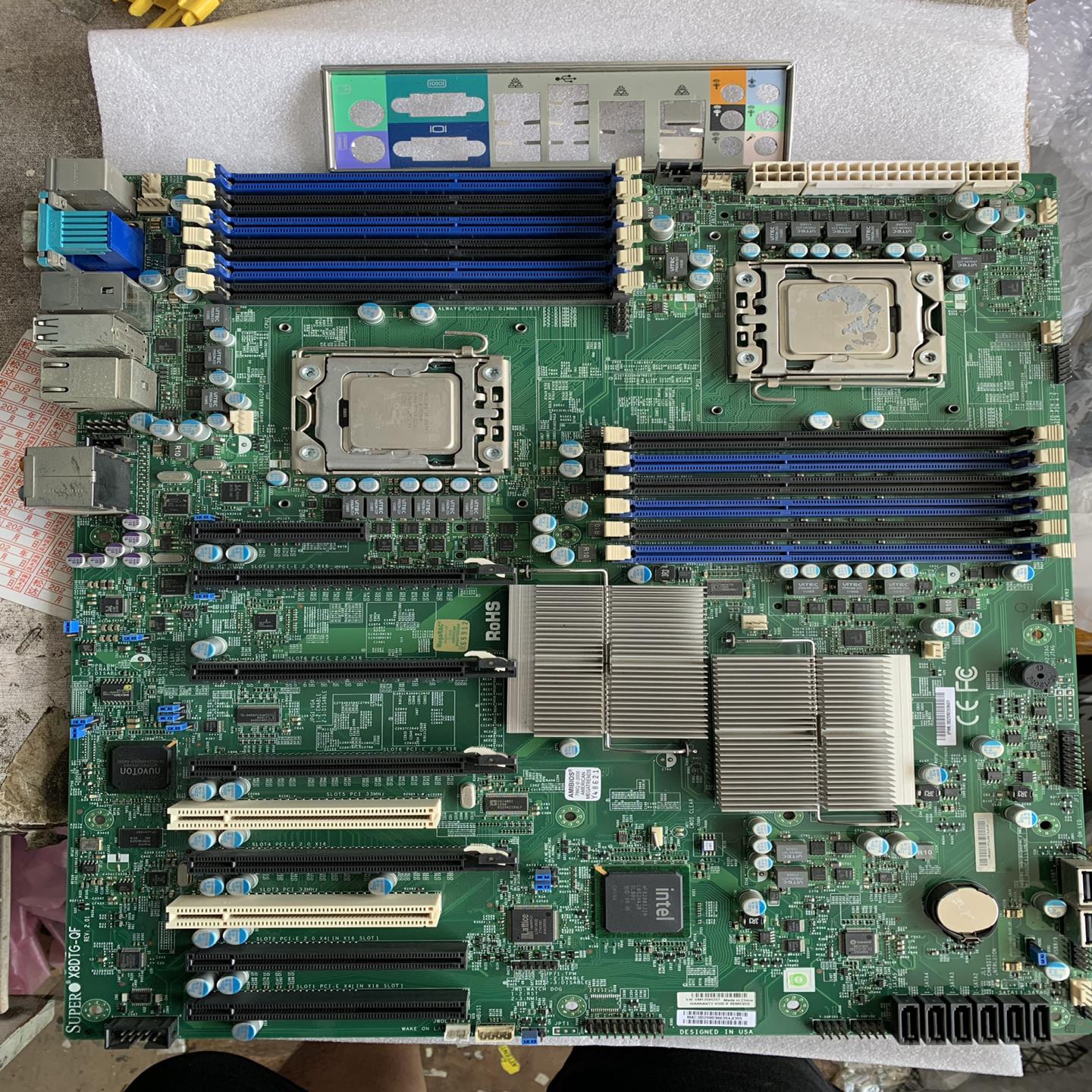 超微 X8DTG-QF 主板带有原装挡板，正常使