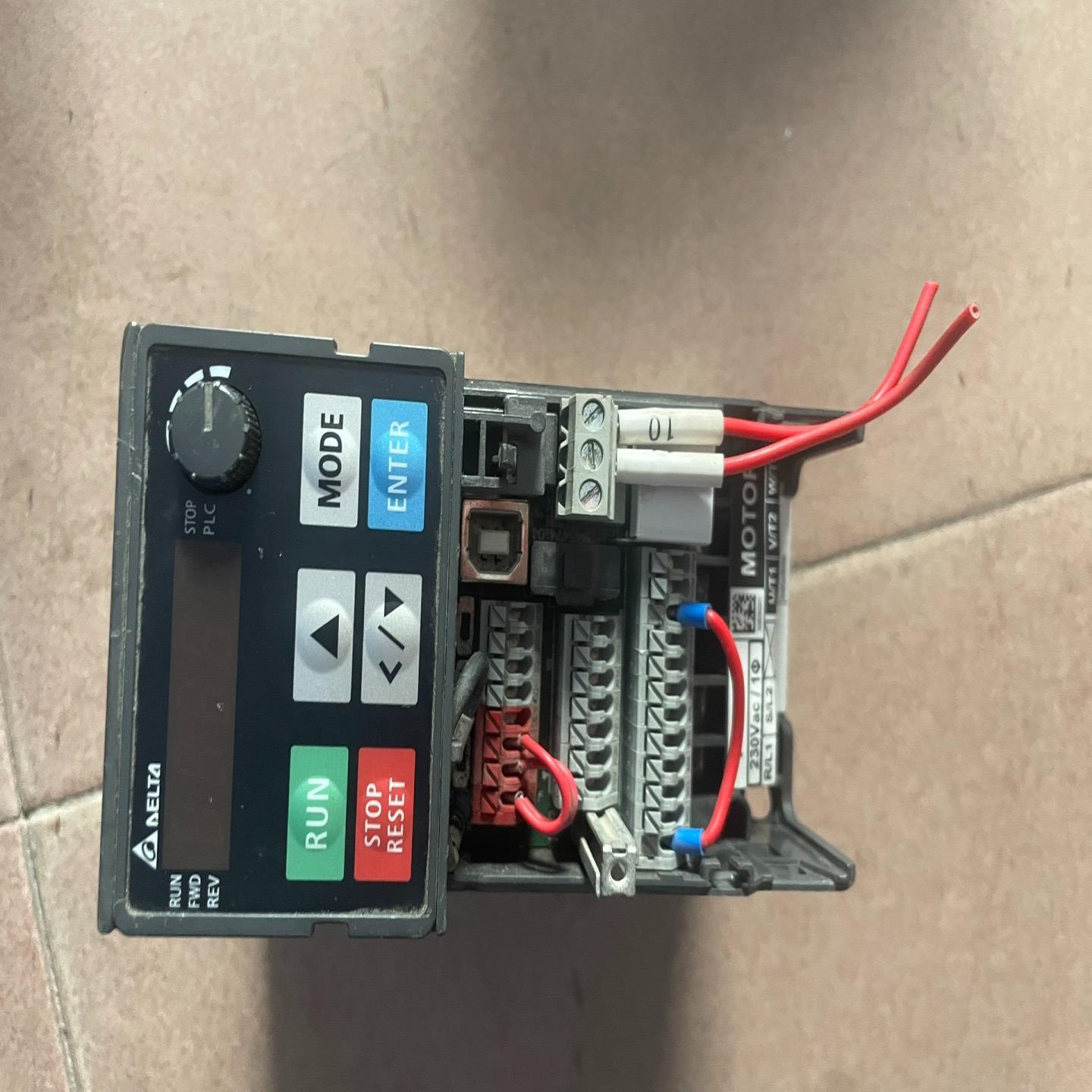 台达VFD2A8MS21ANSAA，400W，前盖掉了，