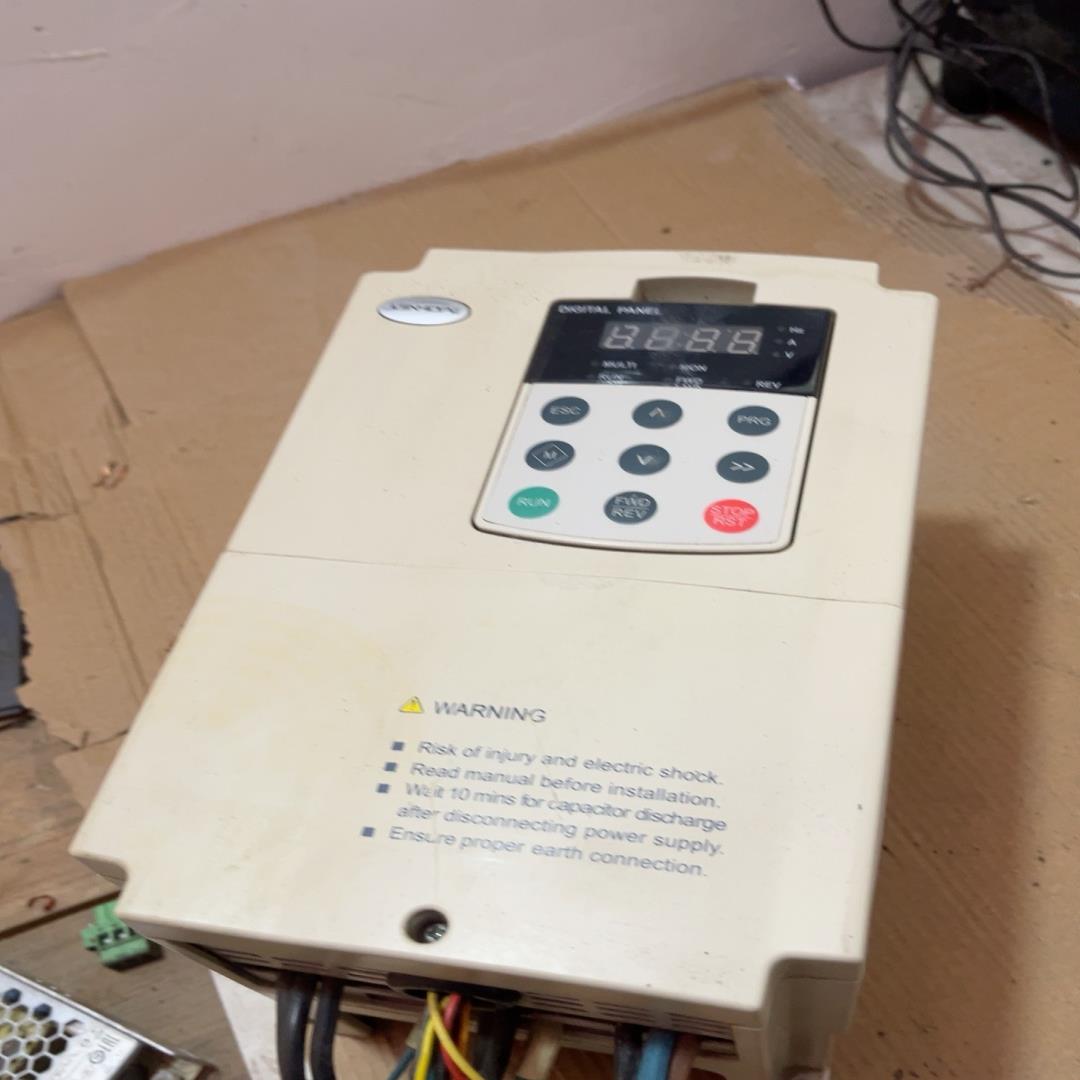 江苏兆禾变频器5.5kw的，功能正常成色看图片r