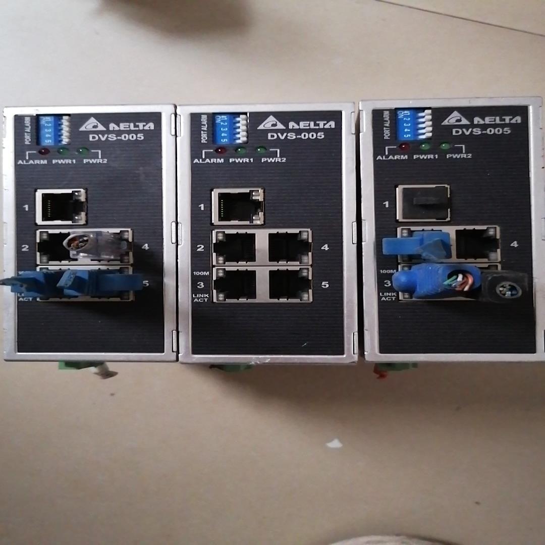 台达网络交换机 DVS-005W01   共3只，200