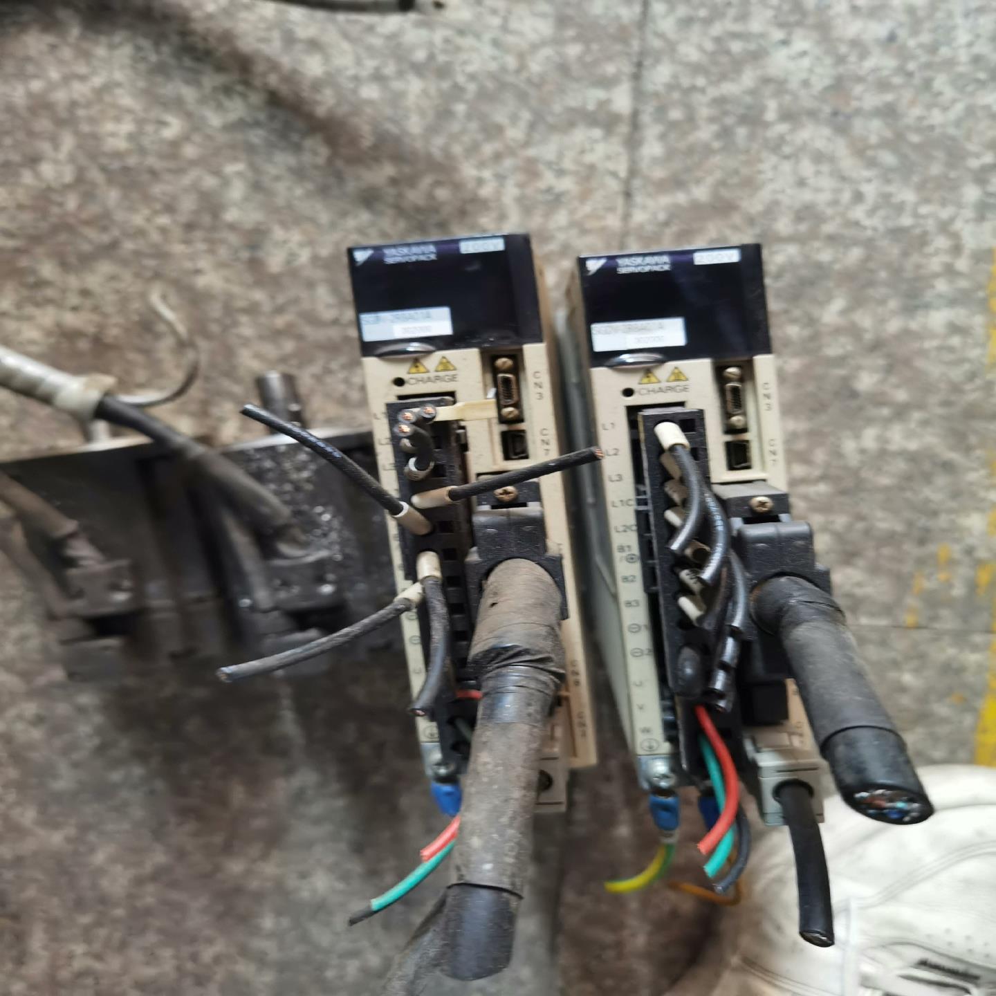 安川SGDV驱动器400W，SGDV-2R8A01A