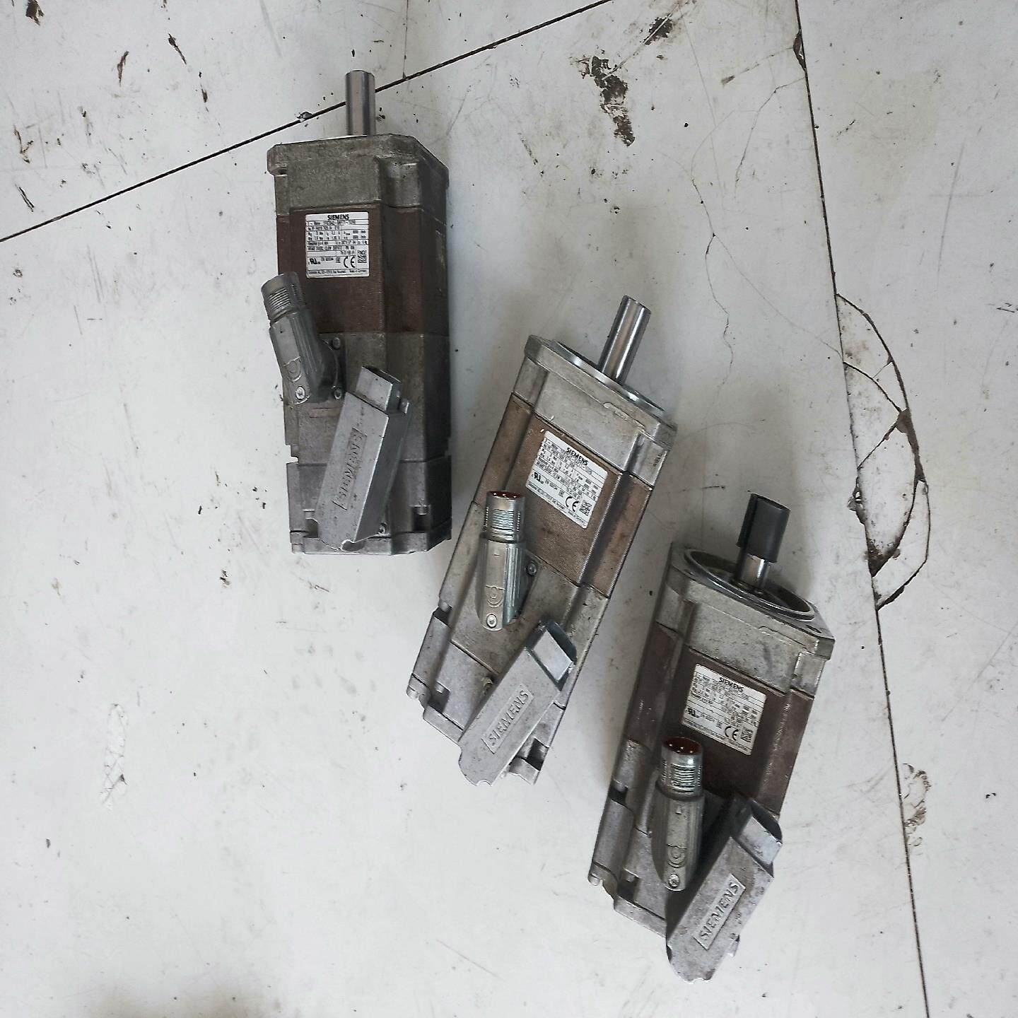 （设备配件）西门子伺服电机，1FK7042-5AF71-1UG0一台！