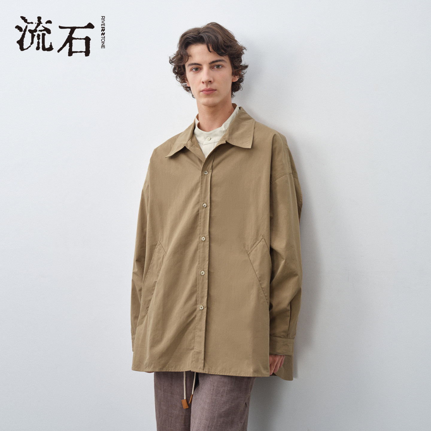 流石男装个性卡其色翻领短款风衣2026年春季新款男士高端时尚外套