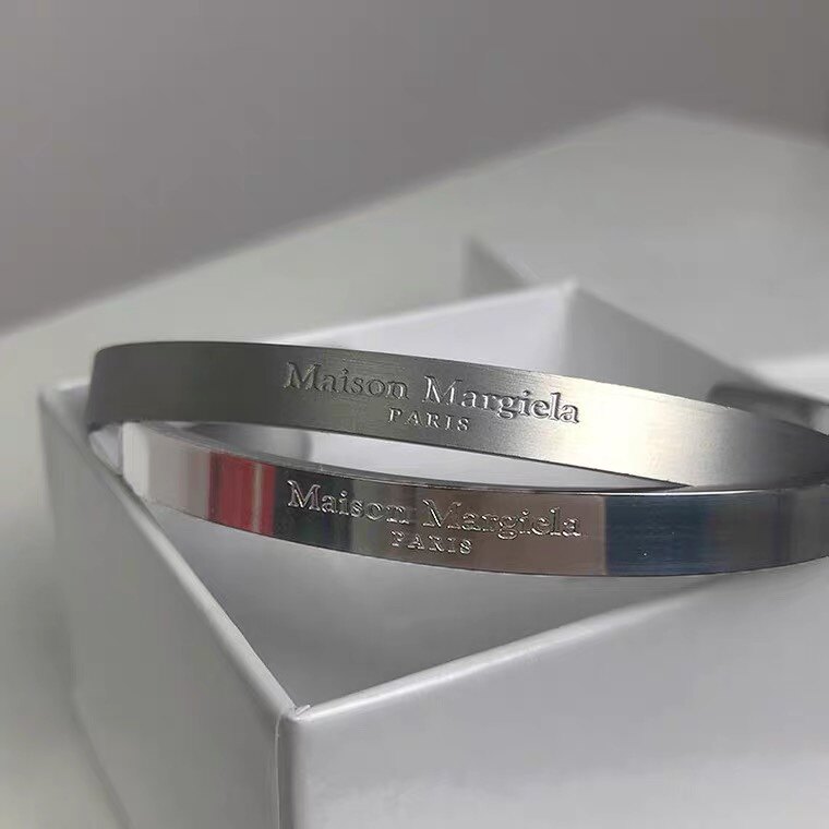 E1EVEN7 MARGIE 스타일 MARGIELA 문자 ??로고 남성과 여성 커플 티타늄 스틸 오픈 팔찌 팔찌