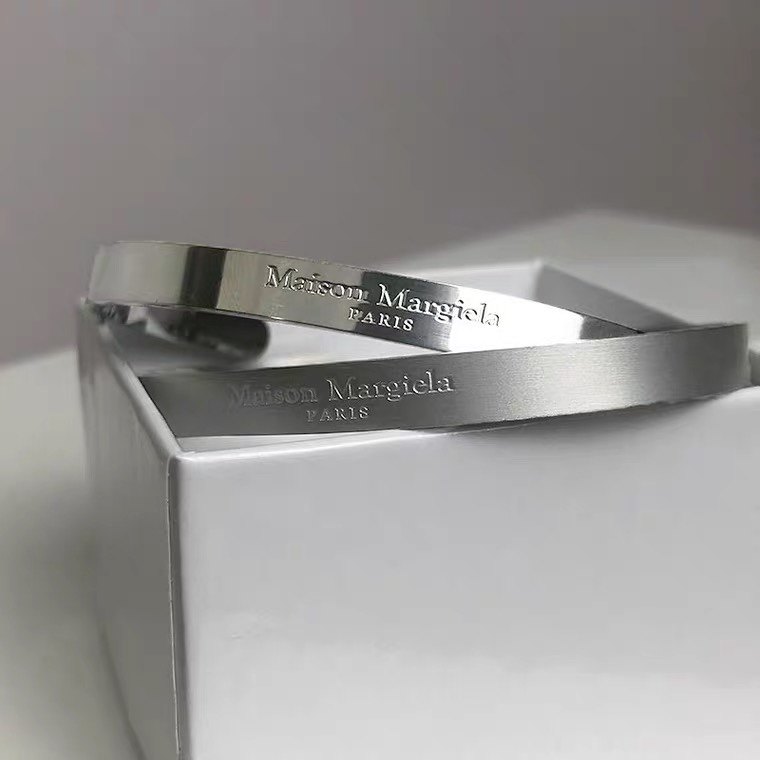 E1EVEN7 MARGIE 스타일 MARGIELA 문자 ??로고 남성과 여성 커플 티타늄 스틸 오픈 팔찌 팔찌