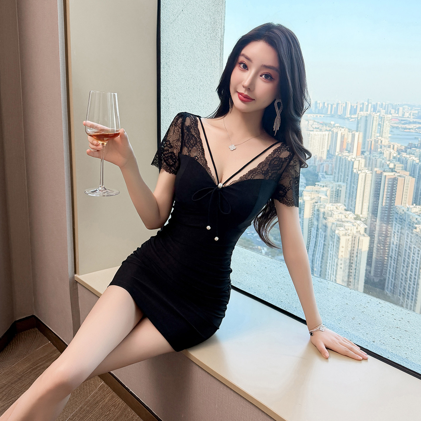性感蕾丝拼接连衣裙女2026新款轻熟气质v领收腰显瘦夜总店包臀裙