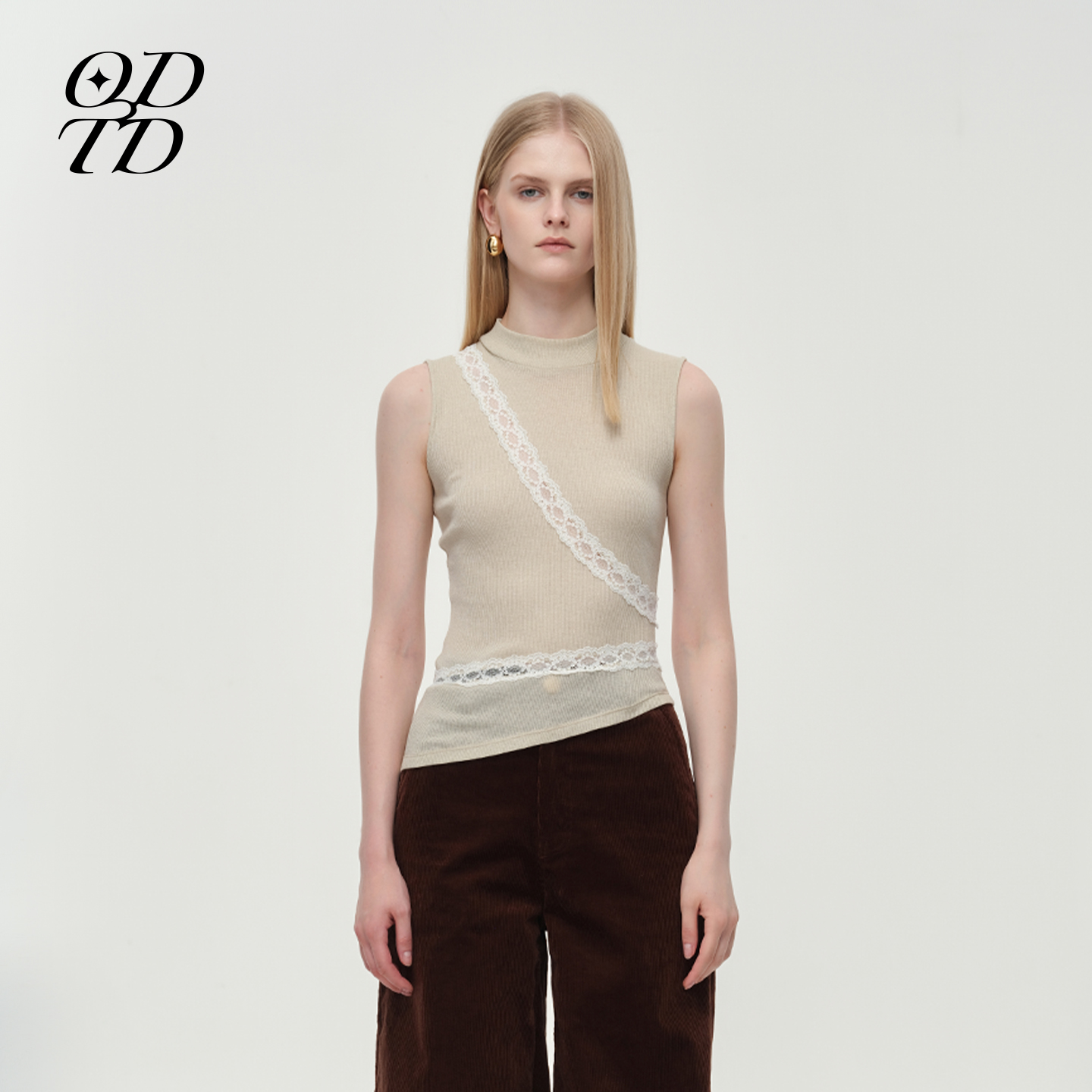 蕾丝拼接装饰小高领羊毛背心上衣