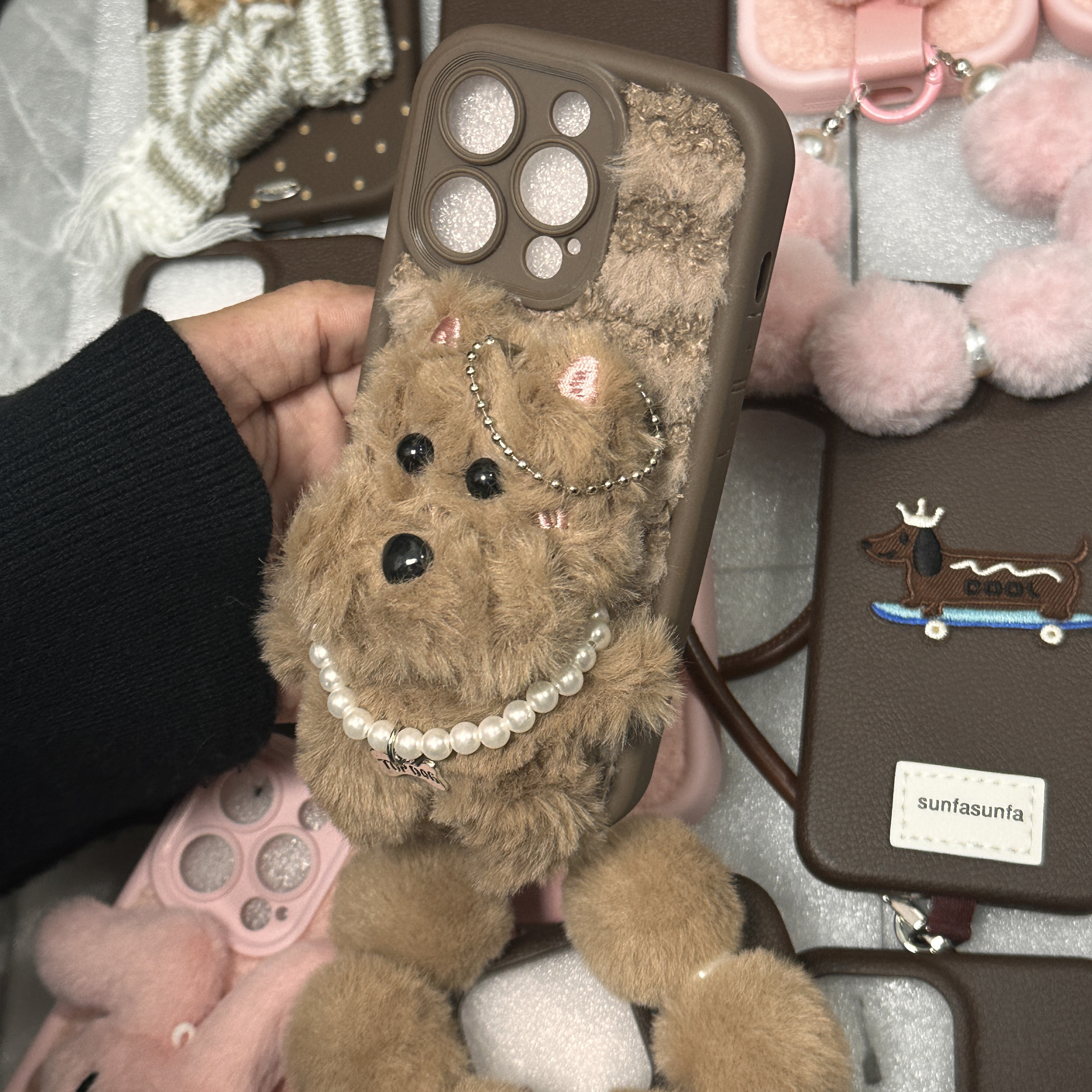 立体毛绒项链小狗适用iPhone16手机壳毛球手环苹果15promax刺绣13pro女款14promax全包XS防摔12/11可爱xr冬天