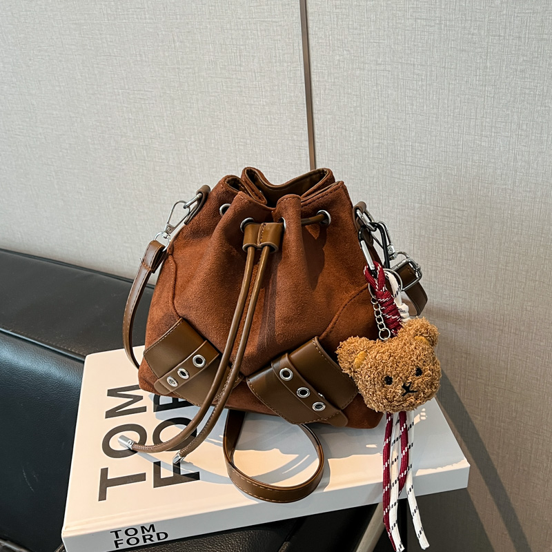 复古抽绳水桶包女精致百搭斜挎包